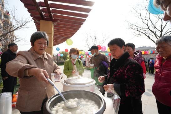 天博官网嘉兴南湖区花园社区：平安有礼闹元宵 老少同乐向共富(图2)