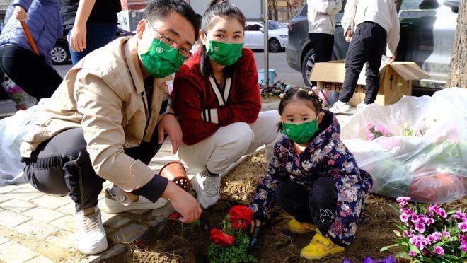 天博体育官方平台入口亲子共赴自然之约观里这个社区小广场变身“共享花园”(图3)