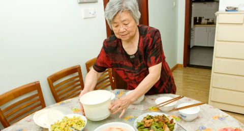 天博官网入口67岁老人坦言：跟保姆生活十年她虽真心但也只能是主仆关系