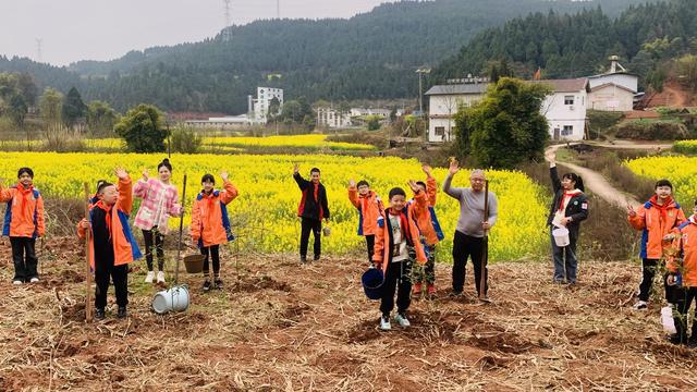 天博官网入口绿意盎然共筑绿色家园——船山区城北小学开展植树活动(图7)