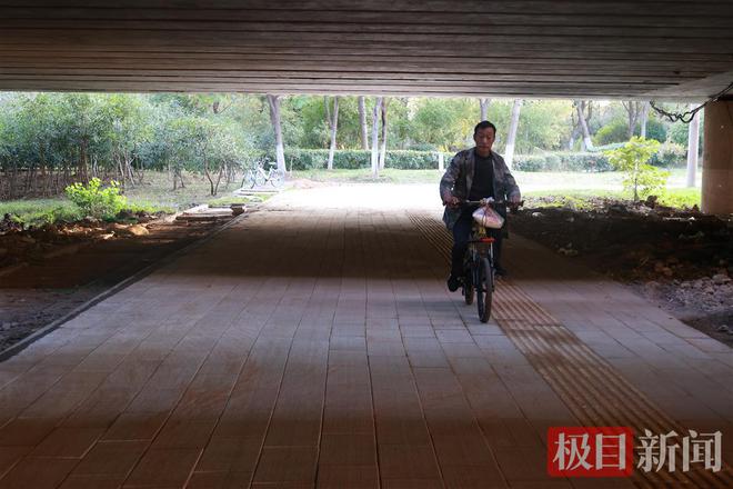 天博体育官方平台入口桥下人行道破损严重武汉洪山暖心修路方便市民出行(图2)