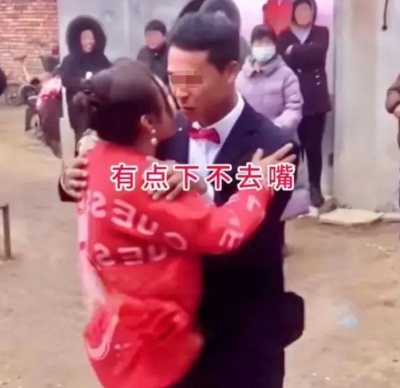 天博广东大龄男娶二婚女亲吻后秒擦嘴网友：这么嫌弃吗？(图2)