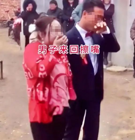 天博广东大龄男娶二婚女亲吻后秒擦嘴网友：这么嫌弃吗？(图3)