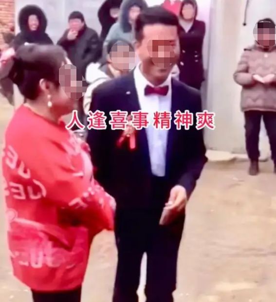 天博广东大龄男娶二婚女亲吻后秒擦嘴网友：这么嫌弃吗？