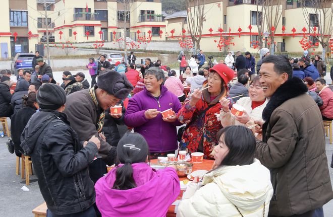 天博体育官方平台入口新春走基层 搬新家过新年 和和美美话团圆 泸定县磨西镇幸福新(图2)