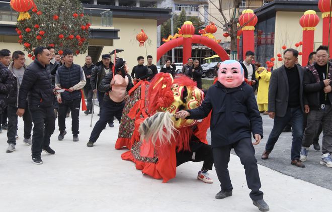 天博体育官方平台入口新春走基层 搬新家过新年 和和美美话团圆 泸定县磨西镇幸福新(图4)