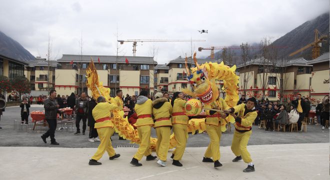 天博体育官方平台入口新春走基层 搬新家过新年 和和美美话团圆 泸定县磨西镇幸福新(图3)