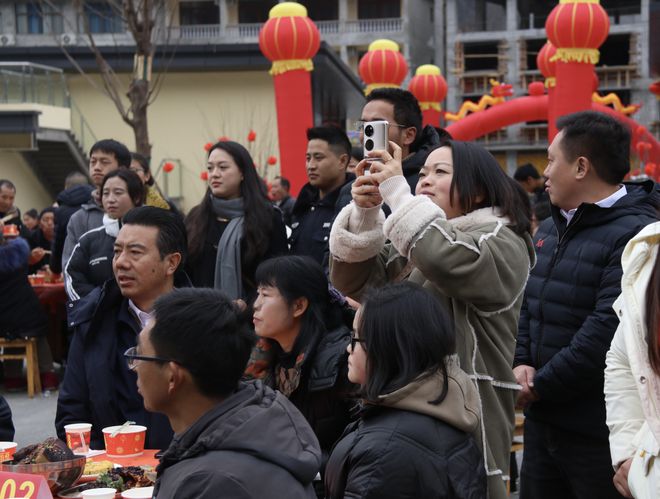 天博体育官方平台入口新春走基层 搬新家过新年 和和美美话团圆 泸定县磨西镇幸福新(图6)