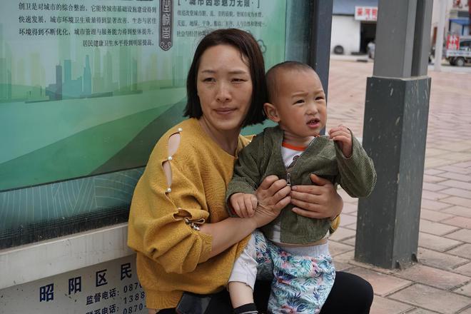 天博官网母亲儿子双双患重病女子含泪：生我的我生的都不能放弃(图2)