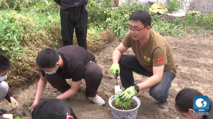 天博百草园变身课堂 启秀中学有位疗愈心灵的生物老师(图2)