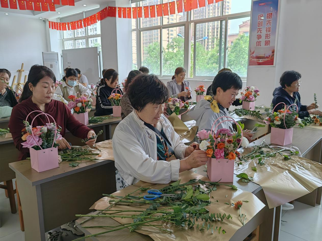 天博【美德信用莱芜】济南市莱芜区凤城街道孟花园社区开展“花艺传情 感恩母亲”插花