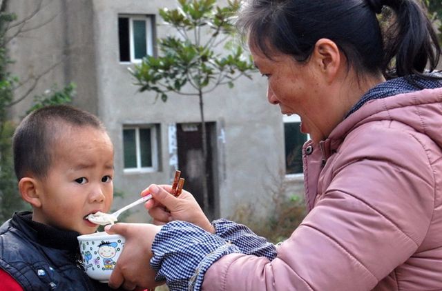 天博体育官方平台入口小两口照顾亲戚家孩子亲戚还不想花一分钱夫妻俩做法真解气