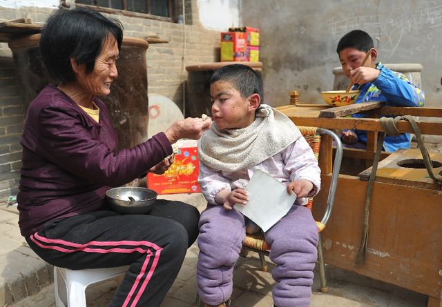 天博体育官方平台入口小两口照顾亲戚家孩子亲戚还不想花一分钱夫妻俩做法真解气(图3)