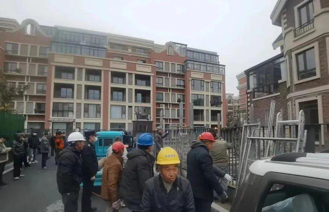 天博某小区发现大规模违建海陵区局紧急行动！(图2)