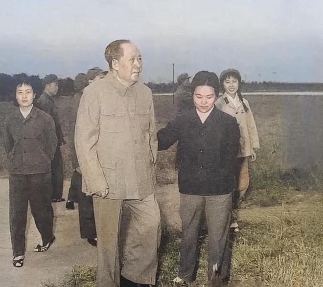 天博官网入口1959年毛主席过巢湖地区遥看车外语带沉痛地说：多好的人民(图2)