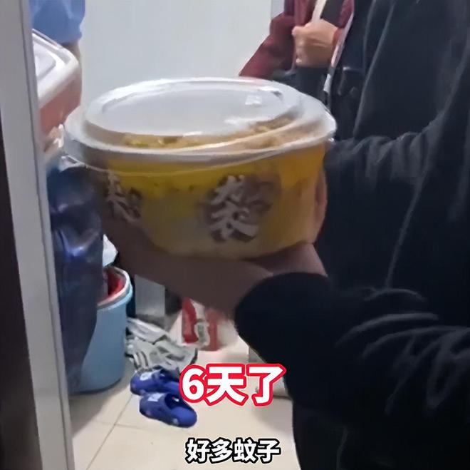 天博官网入口让人心疼！江苏2岁小男孩被独自关在出租屋3天饿得大喊爸爸(图3)