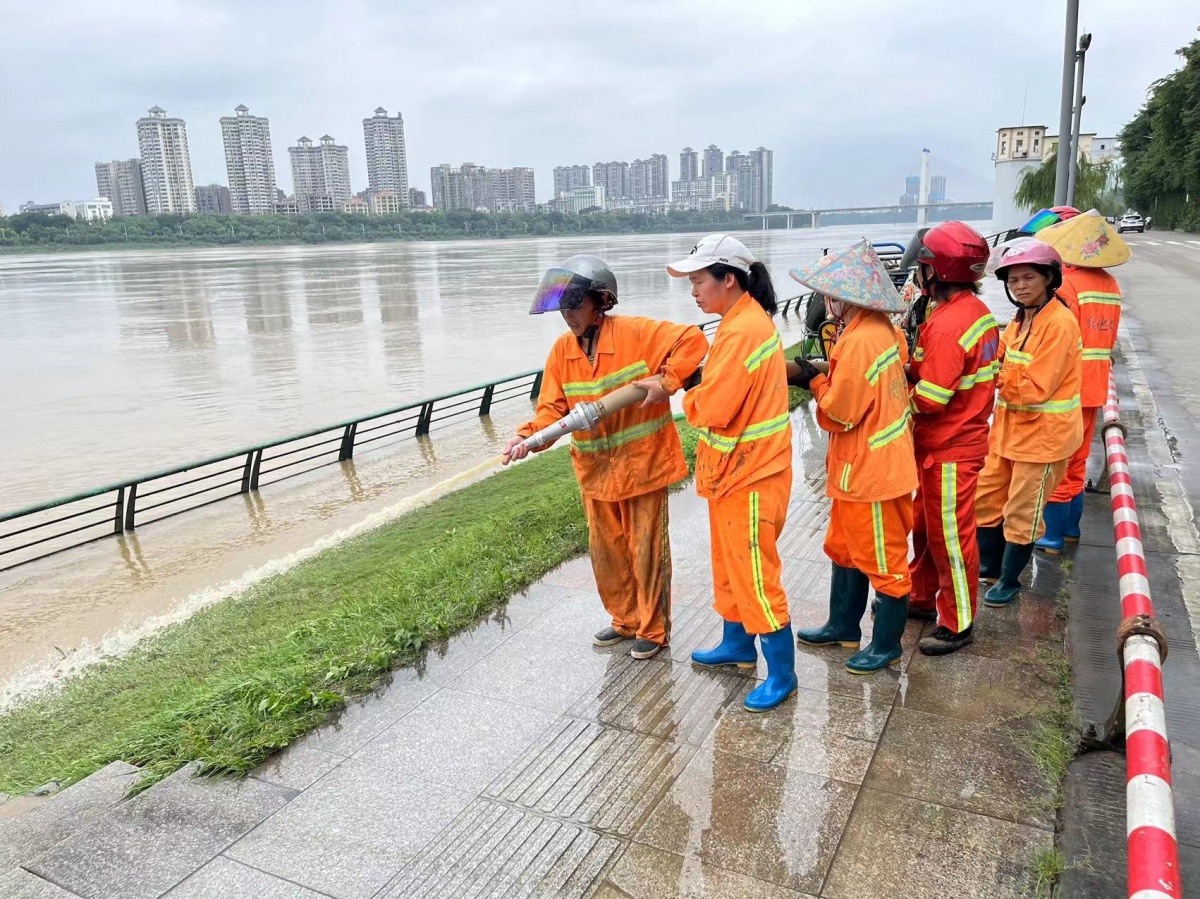 天博体育官方平台入口柳江河洪水退出亲水平台水淹路段恢复通行(图2)