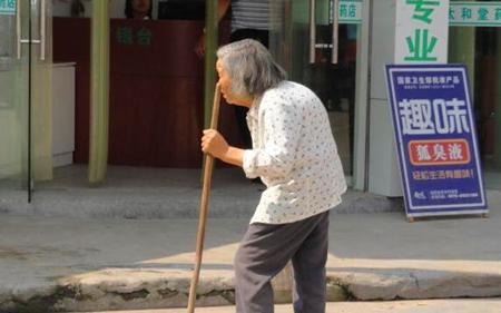 天博婚后儿子被儿媳怂恿赶走老人流落街头(图2)