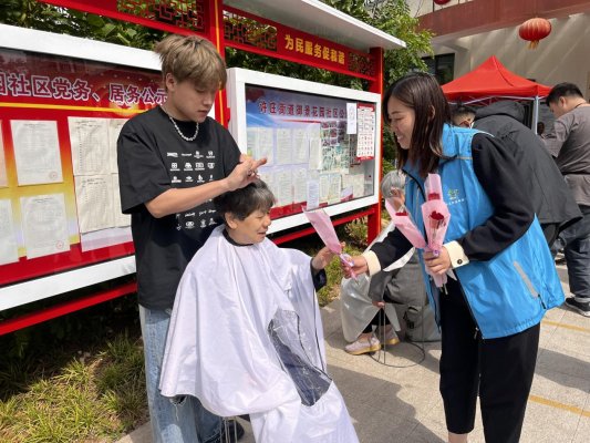 天博官网济宁市太白湖新区许庄街道御景花园社区开展温馨母亲节活动(图2)